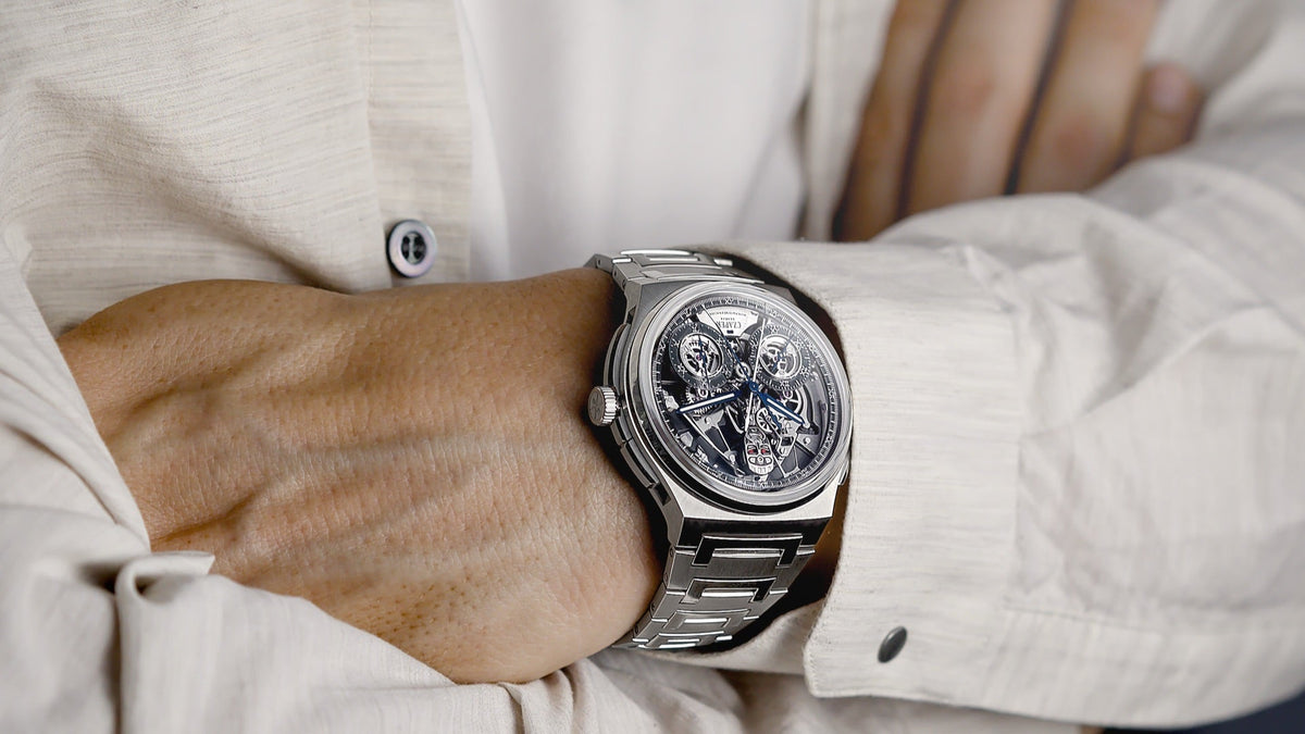 Czapek Antarctique Rattrapante R.U.R. worn on the wrist, arms crossed