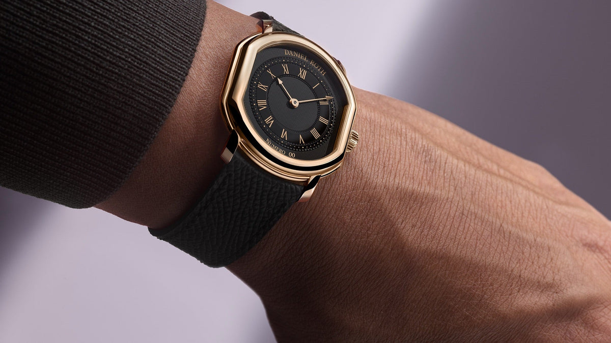 DANIEL ROTH Extra Plat Rose Gold Gilt, three-quarter angle, black dial with gold Roman numerals