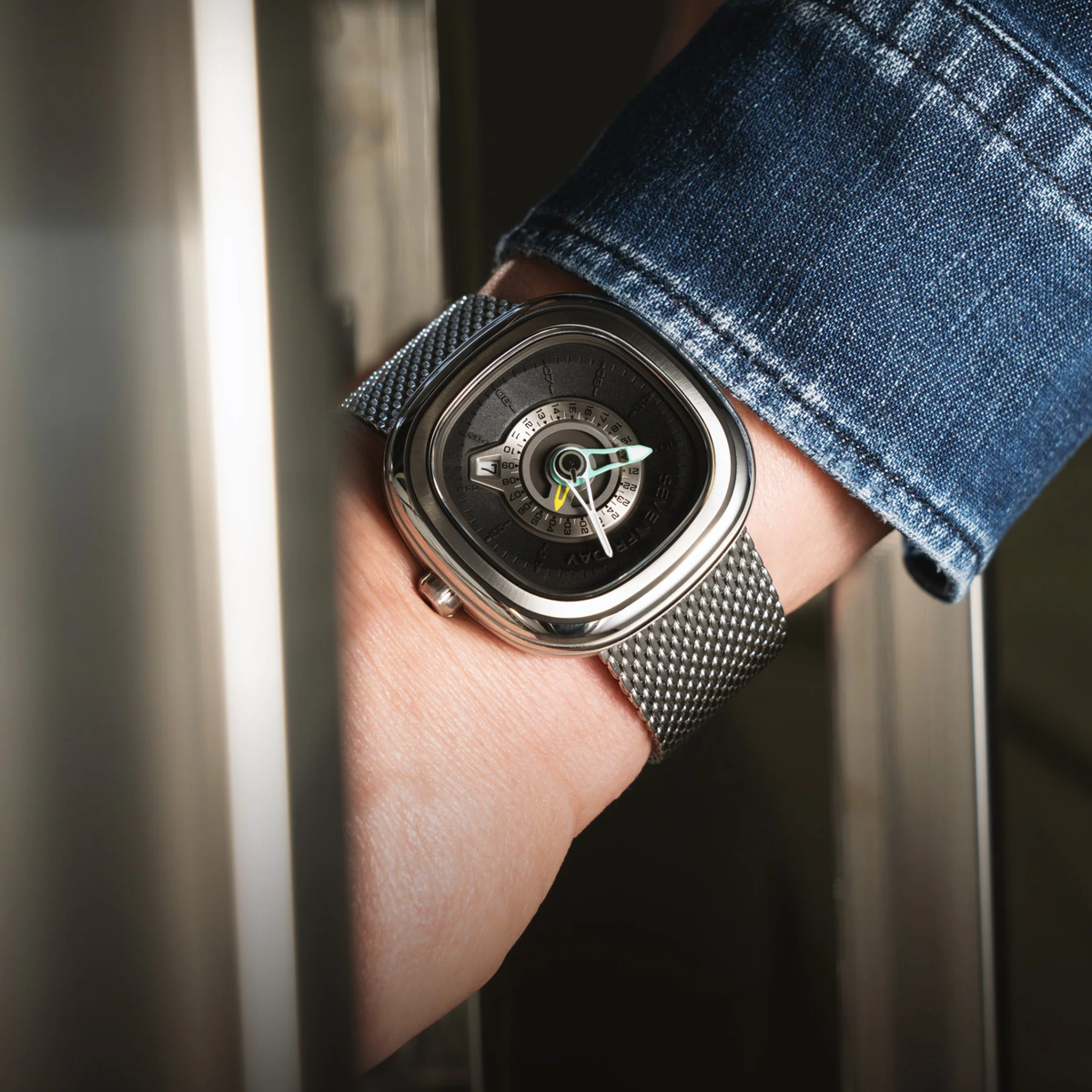 SEVENFRIDAY PG1/01 M GMT – Mean Time